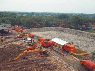 Petugas Dinas Lingkungan Hidup Kota Tangerang melakukan penyiraman di area landfill TPA Rawa Kucing sebagai langkah mitigasi untuk mencegah kebakaran selama musim kemarau.