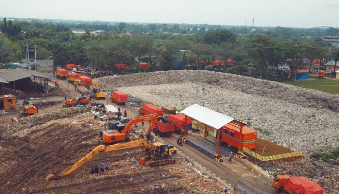 Petugas Dinas Lingkungan Hidup Kota Tangerang melakukan penyiraman di area landfill TPA Rawa Kucing sebagai langkah mitigasi untuk mencegah kebakaran selama musim kemarau.