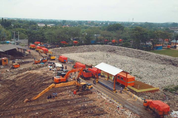 Petugas Dinas Lingkungan Hidup Kota Tangerang melakukan penyiraman di area landfill TPA Rawa Kucing sebagai langkah mitigasi untuk mencegah kebakaran selama musim kemarau.