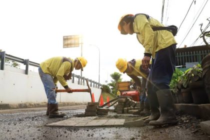 Petugas Dinas PUPR Kota Tangerang melakukan perbaikan jalan rusak. Pemkot mengajak masyarakat aktif melaporkan kerusakan jalan melalui layanan pengaduan yang beroperasi selama 24 jam.