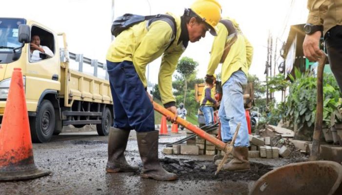 Petugas Dinas PUPR Kota Tangerang melakukan perbaikan jalan menggunakan material hotmix di salah satu ruas jalan prioritas untuk meningkatkan kenyamanan dan keselamatan pengguna jalan.