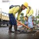 Petugas Dinas PUPR Kota Tangerang melakukan perbaikan jalan menggunakan material hotmix di salah satu ruas jalan prioritas untuk meningkatkan kenyamanan dan keselamatan pengguna jalan.