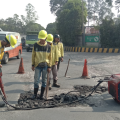 Petugas Dinas PUPR Kota Tangerang melakukan pembongkaran dan pengaspalan ulang Jalan Gajah Tunggal di Kecamatan Jatiuwung untuk memperlancar akses menuju kawasan industri.