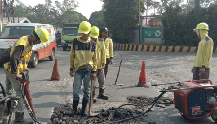 Petugas Dinas PUPR Kota Tangerang melakukan pembongkaran dan pengaspalan ulang Jalan Gajah Tunggal di Kecamatan Jatiuwung untuk memperlancar akses menuju kawasan industri.