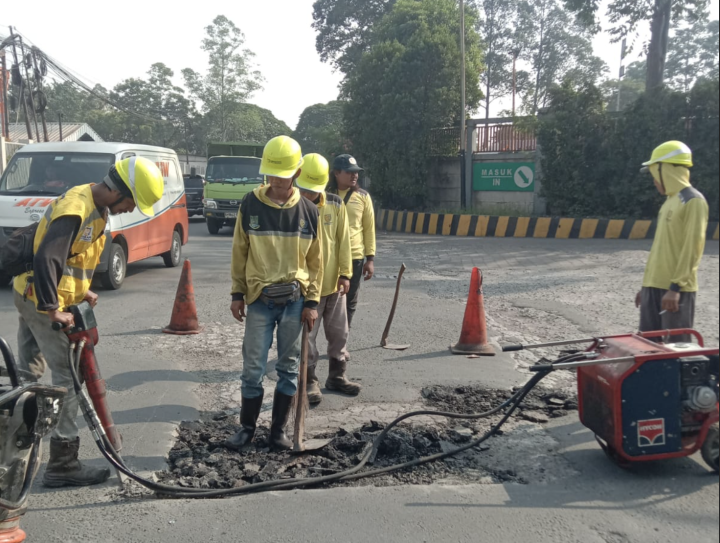 Petugas Dinas PUPR Kota Tangerang melakukan pembongkaran dan pengaspalan ulang Jalan Gajah Tunggal di Kecamatan Jatiuwung untuk memperlancar akses menuju kawasan industri.