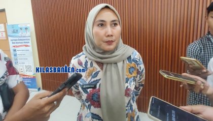 Kepala Disdukcapil Kabupaten Serang, Warnerry Poetri memberikan keterangan soal petugas melayani masyarakat di loket administrasi kependudukan. Pencetakan KTP elektronik sementara terkendala akibat stok tinta atau cartridge yang habis, Kamis, 2 Juli 2026. (Redaksi Kilas Banten)
