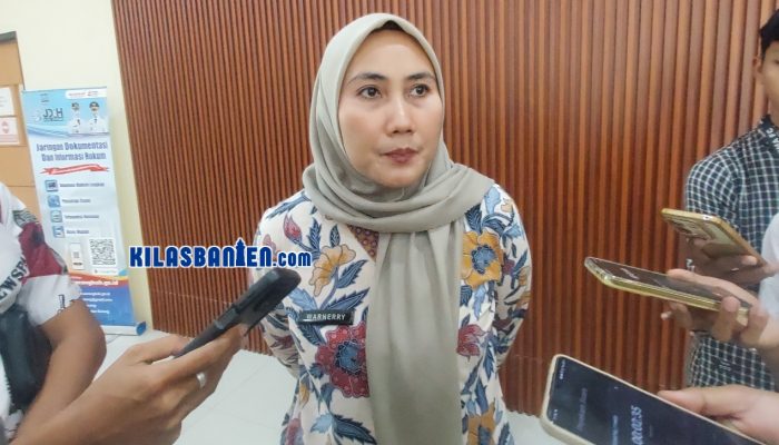 Kepala Disdukcapil Kabupaten Serang, Warnerry Poetri memberikan keterangan soal petugas melayani masyarakat di loket administrasi kependudukan. Pencetakan KTP elektronik sementara terkendala akibat stok tinta atau cartridge yang habis, Kamis, 2 Juli 2026. (Redaksi Kilas Banten)