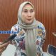 Kepala Disdukcapil Kabupaten Serang, Warnerry Poetri memberikan keterangan soal petugas melayani masyarakat di loket administrasi kependudukan. Pencetakan KTP elektronik sementara terkendala akibat stok tinta atau cartridge yang habis, Kamis, 2 Juli 2026. (Redaksi Kilas Banten)