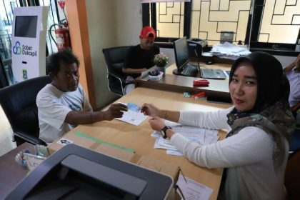 Petugas Disdukcapil Kota Tangerang melayani masyarakat yang mengajukan penggantian foto KTP-el dengan prosedur baru yang lebih sederhana tanpa surat pengantar RT/RW.