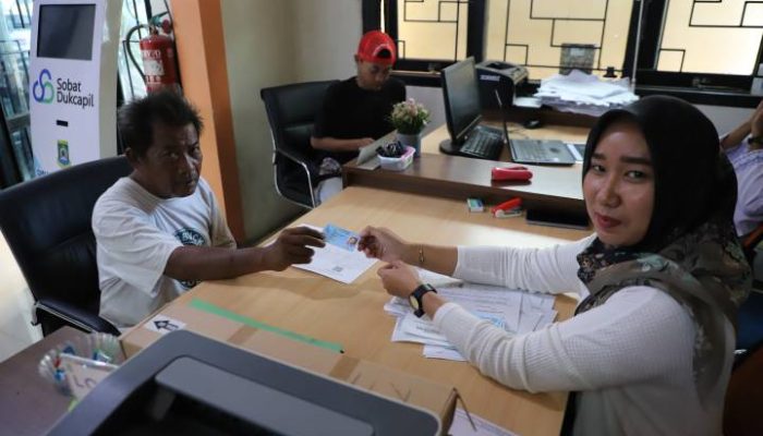 Petugas Disdukcapil Kota Tangerang melayani masyarakat yang mengajukan penggantian foto KTP-el dengan prosedur baru yang lebih sederhana tanpa surat pengantar RT/RW.