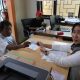 Petugas Disdukcapil Kota Tangerang melayani masyarakat yang mengajukan penggantian foto KTP-el dengan prosedur baru yang lebih sederhana tanpa surat pengantar RT/RW.