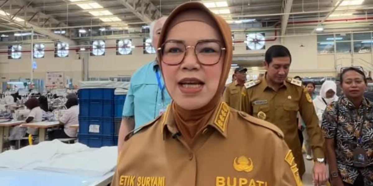 Petugas KPK mengawal Bupati Sukoharjo Etik Suryani usai terjaring operasi tangkap tangan (OTT) terkait dugaan pemerasan terhadap perangkat daerah di Kabupaten Sukoharjo.