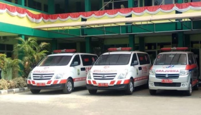 Petugas ambulans Dinas Kesehatan Kota Tangerang bersiaga memberikan pelayanan kegawatdaruratan kepada warga melalui layanan ambulans gratis 119 yang beroperasi selama 24 jam.
