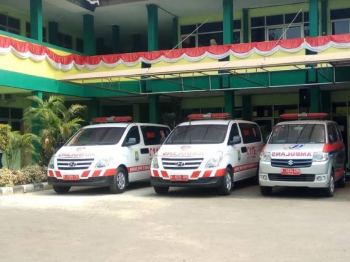 Petugas ambulans Dinas Kesehatan Kota Tangerang bersiaga memberikan pelayanan kegawatdaruratan kepada warga melalui layanan ambulans gratis 119 yang beroperasi selama 24 jam.