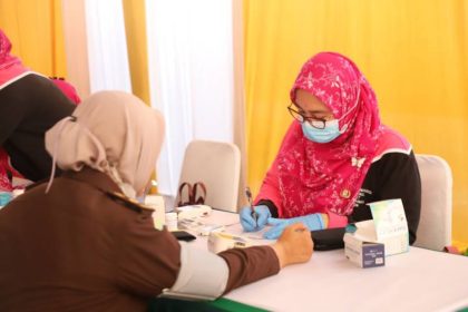 Petugas kesehatan melayani peserta Program Cek Kesehatan Gratis (CKG) di salah satu puskesmas Kota Tangerang. Program ini menyediakan skrining, pengobatan, konsultasi, dan pendampingan kesehatan secara gratis.