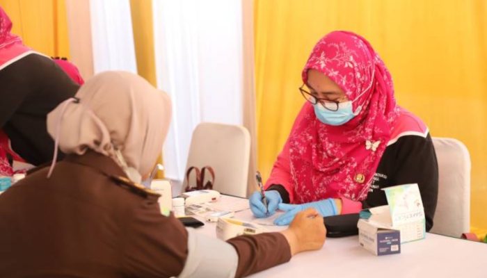 Petugas kesehatan melayani peserta Program Cek Kesehatan Gratis (CKG) di salah satu puskesmas Kota Tangerang. Program ini menyediakan skrining, pengobatan, konsultasi, dan pendampingan kesehatan secara gratis.