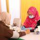Petugas kesehatan melayani peserta Program Cek Kesehatan Gratis (CKG) di salah satu puskesmas Kota Tangerang. Program ini menyediakan skrining, pengobatan, konsultasi, dan pendampingan kesehatan secara gratis.