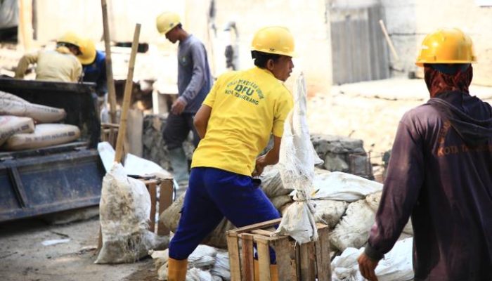 Petugas melakukan perbaikan jalan lingkungan di kawasan permukiman Kota Tangerang sebagai bagian dari upaya percepatan pelayanan infrastruktur kepada masyarakat.