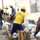 Petugas melakukan perbaikan jalan lingkungan di kawasan permukiman Kota Tangerang sebagai bagian dari upaya percepatan pelayanan infrastruktur kepada masyarakat.