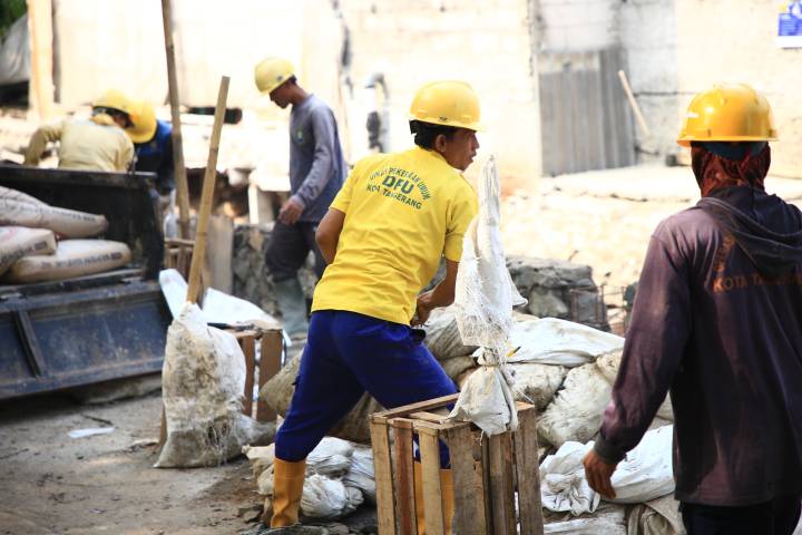 Petugas melakukan perbaikan jalan lingkungan di kawasan permukiman Kota Tangerang sebagai bagian dari upaya percepatan pelayanan infrastruktur kepada masyarakat.