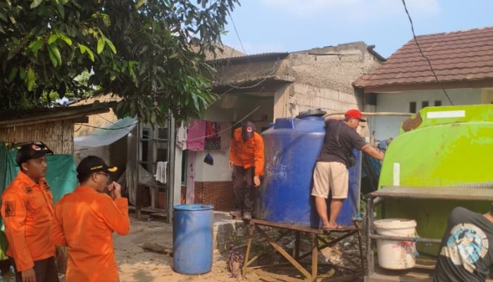 Petugas menyalurkan bantuan air bersih kepada warga di Kelurahan Keranggan, Kecamatan Setu, Kota Tangerang Selatan, setelah sejumlah sumur warga mengering akibat musim kemarau.
