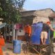 Petugas menyalurkan bantuan air bersih kepada warga di Kelurahan Keranggan, Kecamatan Setu, Kota Tangerang Selatan, setelah sejumlah sumur warga mengering akibat musim kemarau.