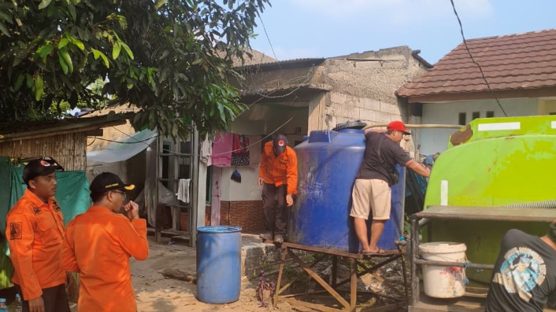 Petugas menyalurkan bantuan air bersih kepada warga di Kelurahan Keranggan, Kecamatan Setu, Kota Tangerang Selatan, setelah sejumlah sumur warga mengering akibat musim kemarau.