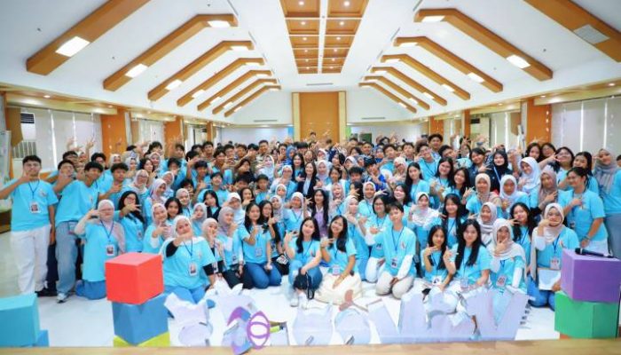 Prilly Latuconsina berbagi pengalaman dan motivasi kepada peserta KONSSIST 2026 di Pusat Pemerintahan Kota Tangerang