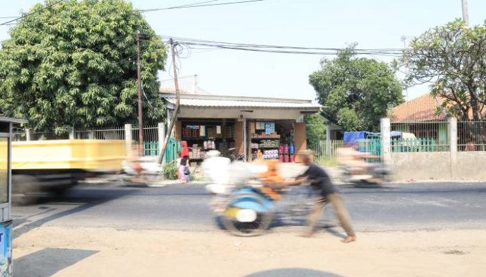 Proses pengaspalan Jalan Iskandar Muda di Kecamatan Neglasari, Kota Tangerang, mulai memberikan kenyamanan bagi pengguna jalan sekaligus memperlancar aktivitas masyarakat dan pelaku usaha.