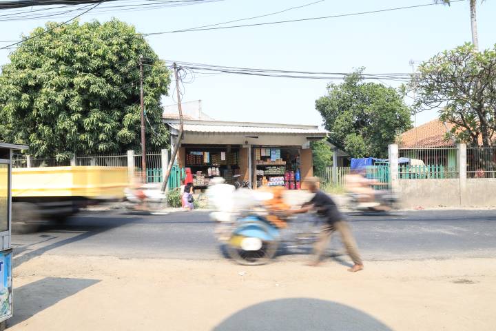 Proses pengaspalan Jalan Iskandar Muda di Kecamatan Neglasari, Kota Tangerang, mulai memberikan kenyamanan bagi pengguna jalan sekaligus memperlancar aktivitas masyarakat dan pelaku usaha.
