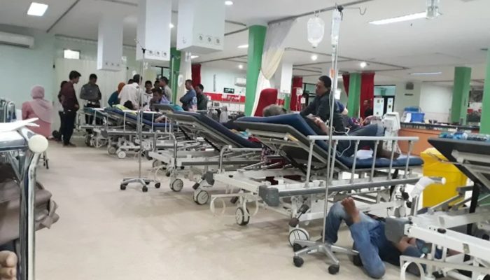 Aktivitas pelayanan pasien di IGD RSUD dr Drajat Prawiranegara, Kabupaten Serang. DPRD memastikan penambahan sekitar 80 tempat tidur akan selesai pada Oktober 2026 untuk mengurangi kepadatan pasien.