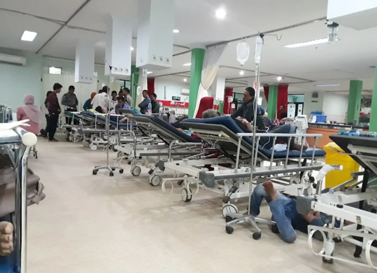Aktivitas pelayanan pasien di IGD RSUD dr Drajat Prawiranegara, Kabupaten Serang. DPRD memastikan penambahan sekitar 80 tempat tidur akan selesai pada Oktober 2026 untuk mengurangi kepadatan pasien.