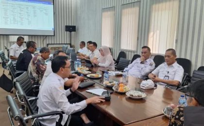 Rapat DPUPR Kabupaten Serang memberikan pelayanan administrasi Persetujuan Bangunan Gedung (PBG). Meski realisasi retribusi telah mencapai 74 persen, proses perizinan masih terkendala kebijakan Lahan Baku Sawah (LBS).