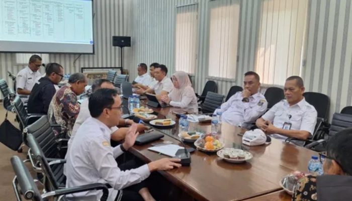 Rapat DPUPR Kabupaten Serang memberikan pelayanan administrasi Persetujuan Bangunan Gedung (PBG). Meski realisasi retribusi telah mencapai 74 persen, proses perizinan masih terkendala kebijakan Lahan Baku Sawah (LBS).