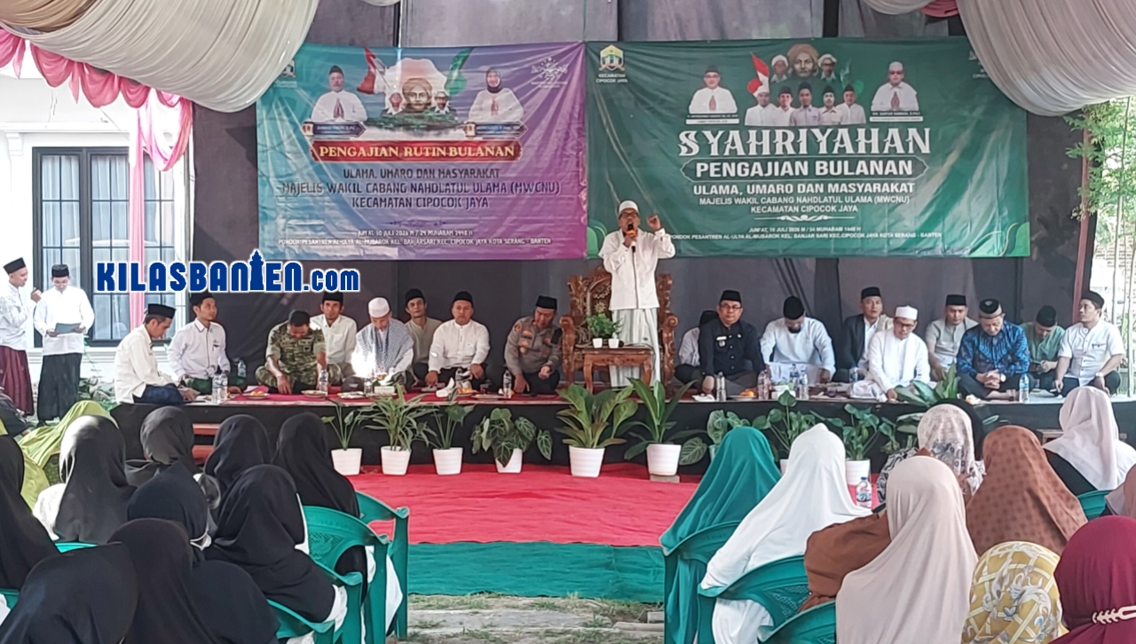 Ratusan jamaah menghadiri Syahriyahan Pengajian Bulanan MWCNU Kecamatan Cipocok Jaya di Pondok Pesantren Al-Ulya Al-Mubarok, Kelurahan Banjarsari, Kota Serang, Jumat, 10 Juli 2026. (Redaksi Kilas Banten)