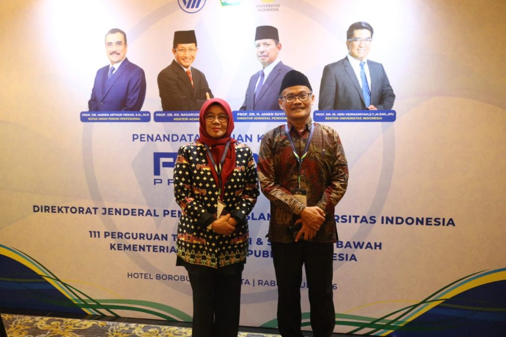 Rektor UIN SMH Banten Prof. Muhammad Ishom bersama jajaran Fakultas Syariah menghadiri penandatanganan kerja sama dengan Peradi Profesional di Jakarta sebagai upaya memperkuat pendidikan profesi hukum.