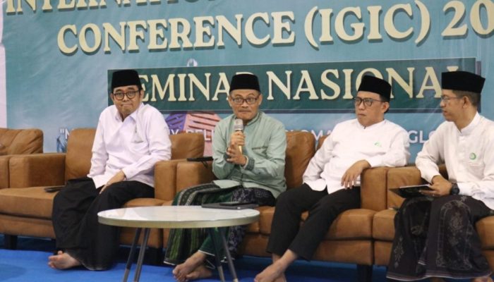 Rektor UIN Sultan Maulana Hasanuddin Banten, Prof Muhammad Ishom, menyampaikan materi tentang reposisi masjid sebagai pusat diplomasi religi dan perdamaian dunia dalam Seminar Nasional menuju IGIC 2026 di Masjid Baitul Mukhtar BSD.