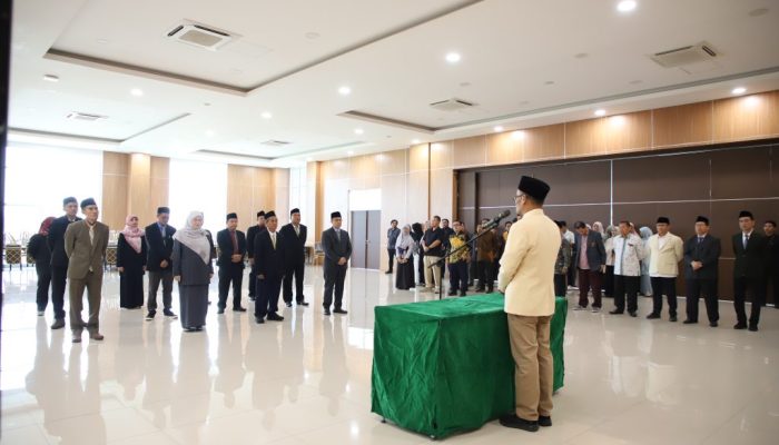 Rektor UIN Sultan Maulana Hasanuddin Banten Prof Muhammad Ishom melantik Dr. Eva Syarifah Wardah sebagai Dekan Fakultas Adab dan Humaniora bersama 11 pejabat struktural lainnya di Aula Serbaguna Gedung Rektorat, Rabu, 1 Juli 2026