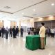 Rektor UIN Sultan Maulana Hasanuddin Banten Prof Muhammad Ishom melantik Dr. Eva Syarifah Wardah sebagai Dekan Fakultas Adab dan Humaniora bersama 11 pejabat struktural lainnya di Aula Serbaguna Gedung Rektorat, Rabu, 1 Juli 2026