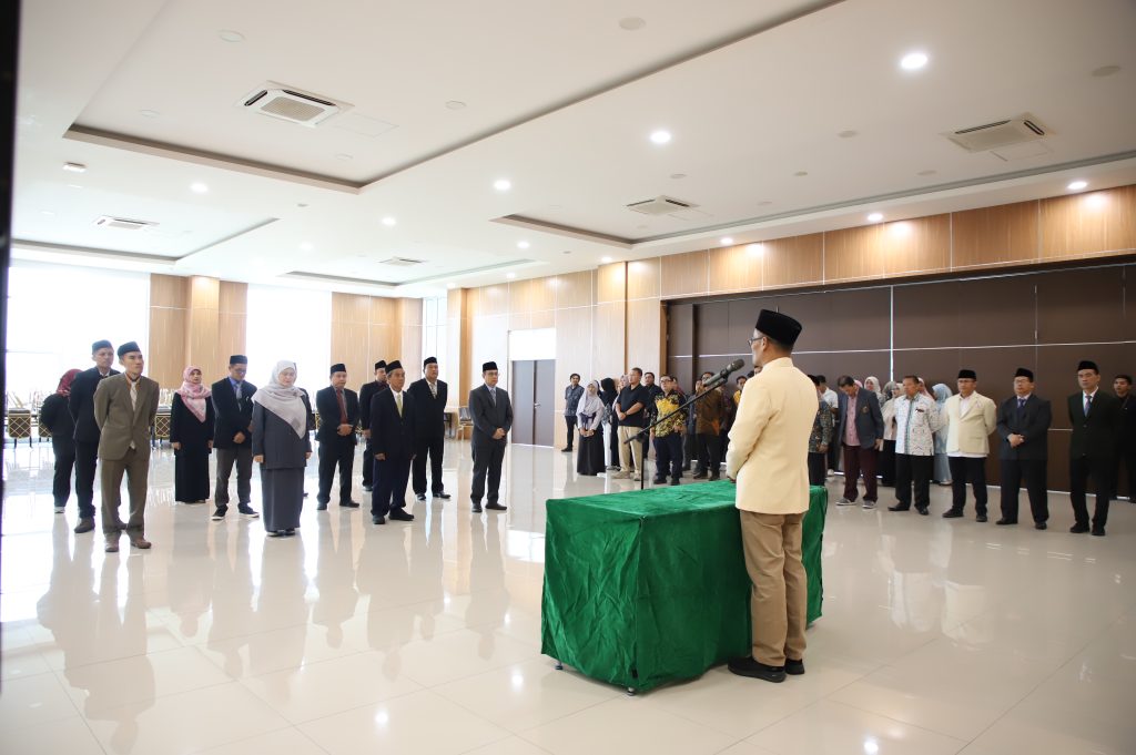Rektor UIN Sultan Maulana Hasanuddin Banten Prof Muhammad Ishom melantik Dr. Eva Syarifah Wardah sebagai Dekan Fakultas Adab dan Humaniora bersama 11 pejabat struktural lainnya di Aula Serbaguna Gedung Rektorat, Rabu, 1 Juli 2026