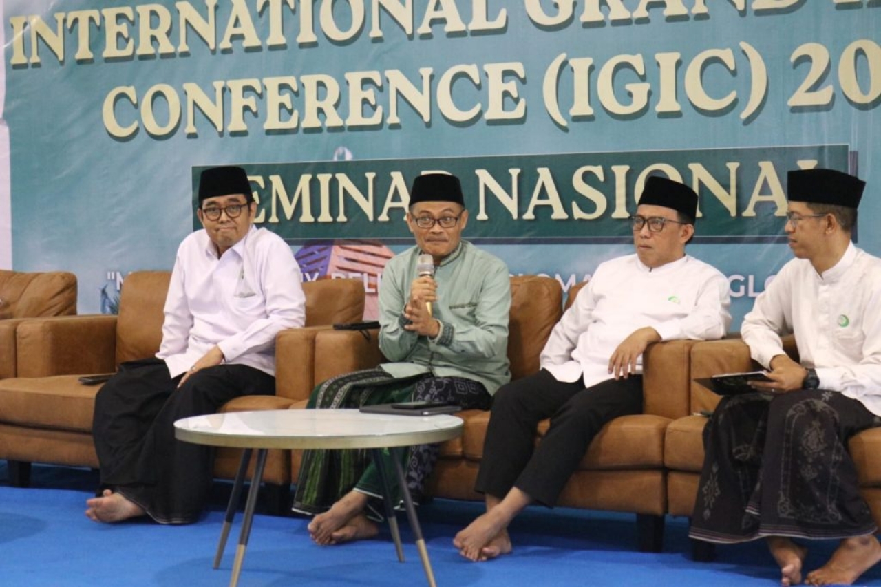 Rektor UIN Sultan Maulana Hasanuddin Banten, Prof Muhammad Ishom, menyampaikan materi tentang reposisi masjid sebagai pusat diplomasi religi dan perdamaian dunia dalam Seminar Nasional menuju IGIC 2026 di Masjid Baitul Mukhtar BSD.