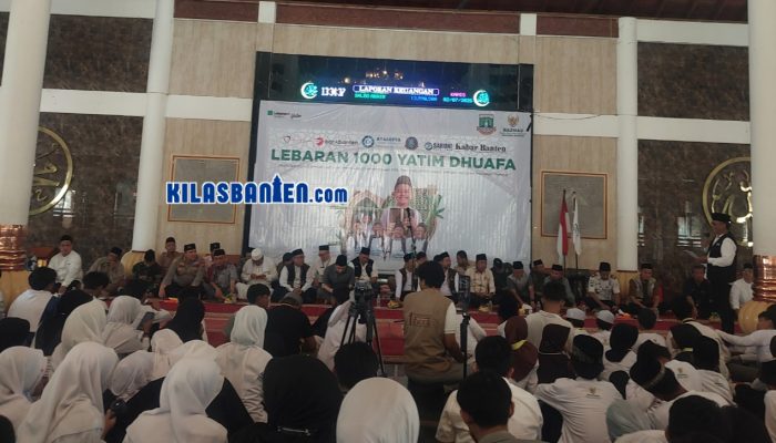 Ribuan anak yatim dan dhuafa menerima santunan uang tunai serta paket perlengkapan sekolah dari BAZNAS Provinsi Banten dalam program Lebaran 1.000 Anak Yatim Dhuafa di Masjid Agung Ats-Tsauroh, Kota Serang, Kamis, 2 Juli 2026 (Redaksi Kilas Banten)