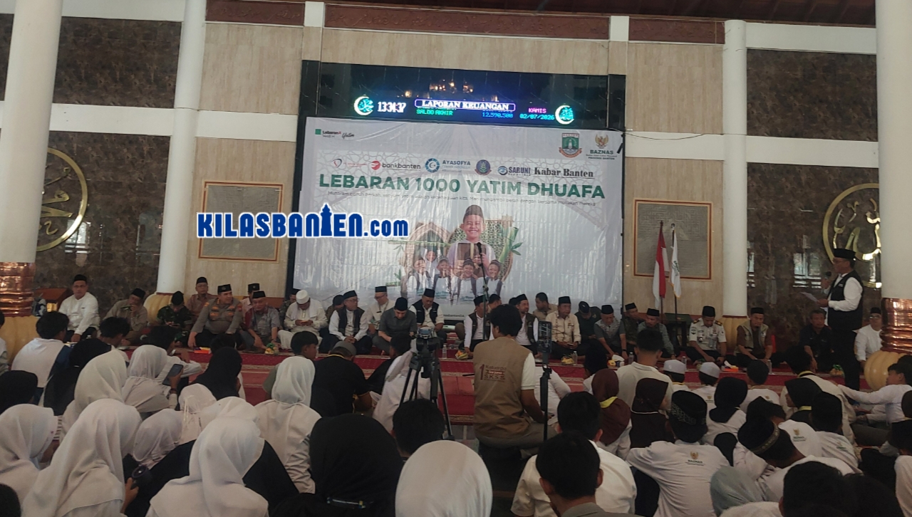 Ribuan anak yatim dan dhuafa menerima santunan uang tunai serta paket perlengkapan sekolah dari BAZNAS Provinsi Banten dalam program Lebaran 1.000 Anak Yatim Dhuafa di Masjid Agung Ats-Tsauroh, Kota Serang, Kamis, 2 Juli 2026 (Redaksi Kilas Banten)