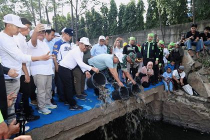 Ribuan warga mengikuti Festival Kalisabi di Kota Tangerang dengan aksi bersih sungai, penanaman pohon, dan berbagai kegiatan edukasi lingkungan sebagai bentuk kepedulian terhadap kelestarian Sungai Kalisabi.