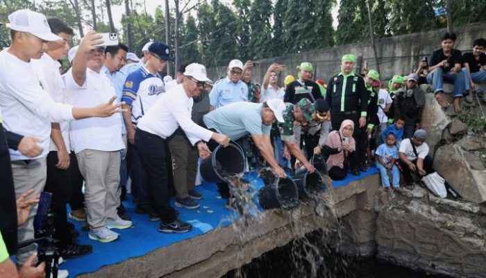 Ribuan warga mengikuti Festival Kalisabi di Kota Tangerang dengan aksi bersih sungai, penanaman pohon, dan berbagai kegiatan edukasi lingkungan sebagai bentuk kepedulian terhadap kelestarian Sungai Kalisabi.