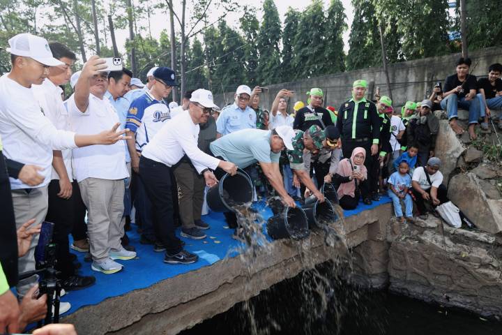 Ribuan warga mengikuti Festival Kalisabi di Kota Tangerang dengan aksi bersih sungai, penanaman pohon, dan berbagai kegiatan edukasi lingkungan sebagai bentuk kepedulian terhadap kelestarian Sungai Kalisabi.