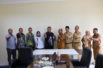 Rombongan Komisi I DPRD Kabupaten Tangerang berdiskusi bersama jajaran Diskominfo Kabupaten Serang saat kunjungan kerja mengenai strategi keterbukaan informasi publik dan penguatan layanan pemerintahan digital.