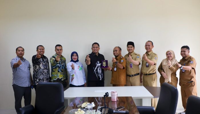 Rombongan Komisi I DPRD Kabupaten Tangerang berdiskusi bersama jajaran Diskominfo Kabupaten Serang saat kunjungan kerja mengenai strategi keterbukaan informasi publik dan penguatan layanan pemerintahan digital.