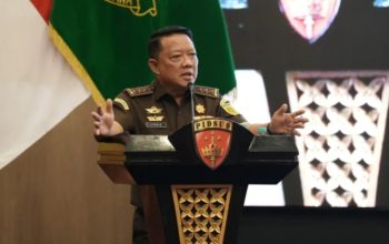 Rudi Margono saat menjalankan tugas di Kejaksaan Agung. Jaksa senior tersebut dipercaya menjadi Pelaksana Tugas Jampidsus setelah Febrie Adriansyah ditetapkan sebagai tersangka kasus dugaan korupsi dan TPPU.