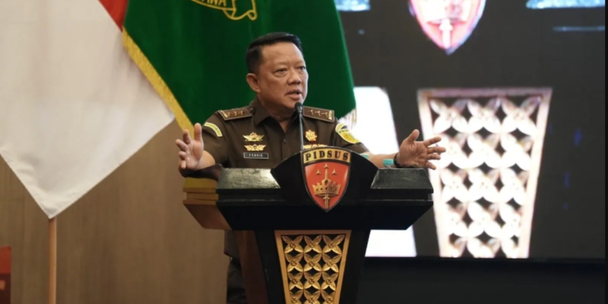 Rudi Margono saat menjalankan tugas di Kejaksaan Agung. Jaksa senior tersebut dipercaya menjadi Pelaksana Tugas Jampidsus setelah Febrie Adriansyah ditetapkan sebagai tersangka kasus dugaan korupsi dan TPPU.